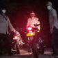 FOTO : Kasat Intel IPTU Edi Purnawan, SH saat Memimpin Patroli di Jembatan Pasar Tanggoraja Ilir, Jumat malam (21/05/20).