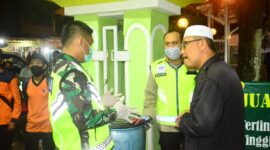 FOTO : Kapolres Tanjab Barat AKBP Guntur Sapotro, SIK, MH, Dandim 0419 Tanjab Letkol Inf Erwan Susanto, S.IP dan Ketua Amil Zakat Masjud Agung Drs. H. M. Sugeng Eddy, S, M.Pd.I di Masjid Agung Kuala Tungkal saat Pembagian Zakat malam lebaran, Sabtu (23/05/20)