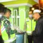 FOTO : Kapolres Tanjab Barat AKBP Guntur Sapotro, SIK, MH, Dandim 0419 Tanjab Letkol Inf Erwan Susanto, S.IP dan Ketua Amil Zakat Masjud Agung Drs. H. M. Sugeng Eddy, S, M.Pd.I di Masjid Agung Kuala Tungkal saat Pembagian Zakat malam lebaran, Sabtu (23/05/20)