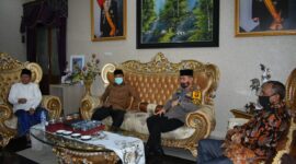 FOTO : Danrem 042/Gapu Kolonel Kav M. Zulkifli (kanan) saat Silaturahmi Hari Pertama Idul Fitri 1441 H di Rumah Dinas Gubernur Jambi, Minggu (24/05/20).
