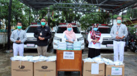 FOTO : Penyerahan Bantuan APD oleh Perwakilan Tzu Chi Sinar Mas, Bapak Putra Hadi, SE, S.Si, selaku Wakil Ketua Pengurus Tzu Chi PT. Lontar Papyrus Pulp & Paper Industry kepada Kepala Dinas Kesehatan Kabupaten Tanjung Jabung Barat Ibu dr. Hj. Andi Pada, M.Kes di halaman Kantor Dinas Kesehatan, Selasa (26/05/20). 