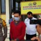 FOTO : HB Pelaku FB Fake di Mapolres Tanjab Barat Saat di Hadirkan dalam Pres Rilis Terkait Kasusnya, Rabu (27/05/20).