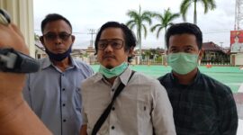 FOTO : Ketua HNSI Tanjab Barat Sufrayogi Syaipul, S.IP Saat Diwawancarai usai Melakukan Mediasi dan Pendampingan pada Pelaku HB di Mapolres Tanjab Barat, Rabu (27/05/20).