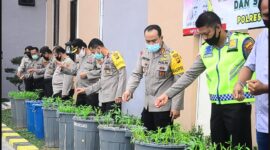 FOTO : Kapolres Tanjab dan Staf Dalam Kegiatan Budi Daya Lele dan Sayur di KRPL Mapolres, Rabu (27/05/20)
