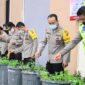 FOTO : Kapolres Tanjab dan Staf Dalam Kegiatan Budi Daya Lele dan Sayur di KRPL Mapolres, Rabu (27/05/20)
