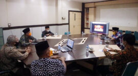 FOTO : Bupati Tanjab Barat Dr. H. Safrial ikuti kegiatan Halal Bi Halal Pemerintah Provinsi Jambi bersama Bupati/Walikota se-Provinsi Jambi secara digital atau Virtual, Kamis (28/05/20)