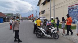 FOTO : Sat Lantas Polres Tanjung Jabung Barat Saat Gelar Razia Pengawasan Kepatuhan Memakai Masker dan Tertib Lalu Lintas Menuju New Normal Massa Pandemi Covid-19, Jumat (29/05/20)