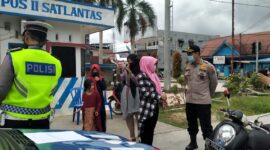 FOTO : Sat Lantas Polres Tanjung Jabung Barat Saat Gelar Razia Pengawasan Kepatuhan Memakai Masker dan Tertib Lalu Lintas Menuju New Normal Massa Pandemi Covid-19, Jumat (29/05/20)
