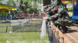 FOTO : Kasdam II/ Sriwijaya Brigjen TNI Mohammad Zamroni, S.IP Melakukan Tebar Benih Ikan dan Serahkan Bibit Tanaman Pangan di Kolam Ikan Kodim, Sabtu (30/05/20).
