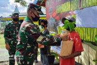 FOTO : Kasdam II/ Sriwijaya Brigjen TNI Mohammad Zamroni, S.IP Saat Menyerahkan Bibit Tanaman dan Tali Asih di Depan Komplek Asrama Kodim 0419, Sabtu (30/05/20).