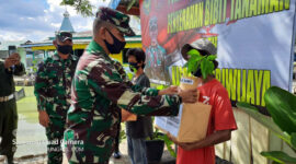 FOTO : Kasdam II/ Sriwijaya Brigjen TNI Mohammad Zamroni, S.IP Saat Menyerahkan Bibit Tanaman dan Tali Asih di Depan Komplek Asrama Kodim 0419, Sabtu (30/05/20).