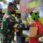 FOTO : Kasdam II/ Sriwijaya Brigjen TNI Mohammad Zamroni, S.IP Saat Menyerahkan Bibit Tanaman dan Tali Asih di Depan Komplek Asrama Kodim 0419, Sabtu (30/05/20).