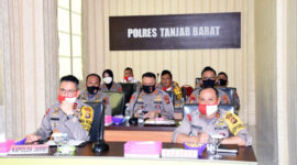 FOTO : Kapolda Jambi Irjen Pol Drs. Firman Shantyabudi, M.Si dan Kapolres Tanjab Barat AKBP Guntur Saputro, SIK, MH