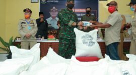 FOTO : Danrem 042/Gapu Kolonel Kav. M.Zulkifli Dampingi Gubernur Jambi Dr H Fachrori Umar Menyerahman Bantuan sosial berupa Jaring Pengaman Sosial (JPS) Covid-19 dari anggaran Pemerintah Provinsi Jambi, Selasa (02/06/20).