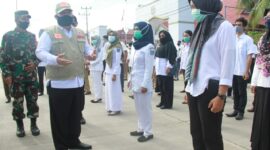 FOTO : Bupati Tanjung Jabung Barat, Dr. H. Safrial SaaT Memimpin Apel Gabungan Pendisiplinan Protokol Kesehatan Kabupaten Tanjung Jabung Barat di Alun-alun Kota Kuala Tungkal, Rabu (03/06/20)