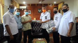 Pemerintah Kabupaten Tanjung Jabung Barat melalui Dinas Tenaga Kerja (Disnaker) menerima bantuan 9.000 pcs masker dari PT. Petro China international Jabung Ltd. Bantuan Masker diserahkan oleh Lasno dari Divisi Comdev PT. Petro China International Jabung Ltd dan diterima langsung oleh Sekretaris Daerah Ir. H. Agus Sanusi, M.Si di ruang kerjanya, Rabu (03/06/20).