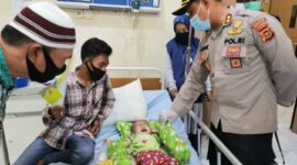 FOTO : Kapolres Tanjab Barat AKBP Guntur Saputro, SIK, MH Mengunjungi Febri (1), pasien penderita gizi buruk di RS RS KH. Daud Arif Kuala Tungkal, Jumat (05/06/20)