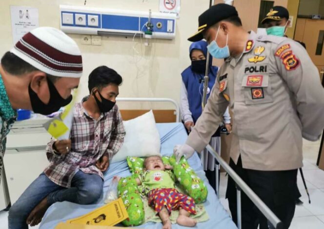 FOTO : Kapolres Tanjab Barat AKBP Guntur Saputro, SIK, MH Mengunjungi Febri (1), pasien penderita gizi buruk di RS RS KH. Daud Arif Kuala Tungkal, Jumat (05/06/20)