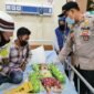 FOTO : Kapolres Tanjab Barat AKBP Guntur Saputro, SIK, MH Mengunjungi Febri (1), pasien penderita gizi buruk di RS RS KH. Daud Arif Kuala Tungkal, Jumat (05/06/20)