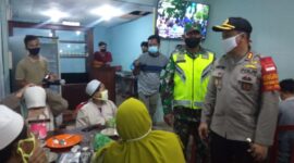 FOTO : Kapolres AKBP Guntur Saputro, SIK, MH bersama Dandim 0419/Tanjab Erwan Susanto, S.IP Melakukan Patroli dalam rangka Sosialisai Disiplin Protokol Kesehatan di Salah Satu Warkop, Sabtu (06/06/20) malam.