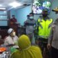 FOTO : Kapolres AKBP Guntur Saputro, SIK, MH bersama Dandim 0419/Tanjab Erwan Susanto, S.IP Melakukan Patroli dalam rangka Sosialisai Disiplin Protokol Kesehatan di Salah Satu Warkop, Sabtu (06/06/20) malam.