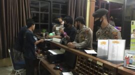FOTO : Tim Gabunagn TNI-Polri melakukan kegiatan patroli cipta kondisi mendatangi hotel dan penginapan cek Penerapan Ptotokol kesehatan di Kota Kuala Tungkal, Sabtu (06/06/20).