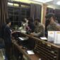 FOTO : Tim Gabunagn TNI-Polri melakukan kegiatan patroli cipta kondisi mendatangi hotel dan penginapan cek Penerapan Ptotokol kesehatan di Kota Kuala Tungkal, Sabtu (06/06/20).