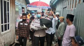 FOTO : Kapolres Tanjab Barat AKBP Guntur Saputro, SIK, MH mengendong Jenazah Febri Riyanty Menuju TPU jalan Balai Marga, Kelurahan Tungkal III, Minggu (07/06/20)