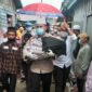 FOTO : Kapolres Tanjab Barat AKBP Guntur Saputro, SIK, MH mengendong Jenazah Febri Riyanty Menuju TPU jalan Balai Marga, Kelurahan Tungkal III, Minggu (07/06/20)