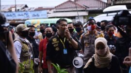 FOTO : Wali Kota Jambi bersama jajaran Forkompimda Kota Jambi laksanakan inspeksi penerapan protokol kesehatan pada beberapa Pasar Tradisional di wilayah Kota Jambi, Jumat (05/06/20).