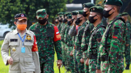 FOTO : Komandan Korem 042 Gapu, Kolonel Kav M. Zulkifli, S.IP, MM Saat Dampingi Gubernur Jambi Dr. H. Fachrori Umar Menegcek Kesiapan Pasukan pada Apel Terpadu Gelar Pasukan Operasi Pendisiplinan Protokol Kesehatan di Lapangan Upacara kantor Gubernur Jambi, Senin (08/05/20). 