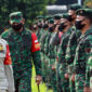 FOTO : Komandan Korem 042 Gapu, Kolonel Kav M. Zulkifli, S.IP, MM Saat Dampingi Gubernur Jambi Dr. H. Fachrori Umar Menegcek Kesiapan Pasukan pada Apel Terpadu Gelar Pasukan Operasi Pendisiplinan Protokol Kesehatan di Lapangan Upacara kantor Gubernur Jambi, Senin (08/05/20). 