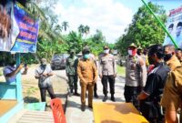 FOTO : Kapolres Tanjab Barat AKBP Guntur Saputro, S.IK, MH Ketika Meninjau Persiapan Posko Tangguh di Desa Pematang Buluh, Kecamatan Betara, Senin, (08/06/20).