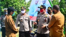 FOTO : Kapolres Tanjab Barat AKBP Guntur Saputro, SIK, MH melakukan kunjungan ke Desa Pematang Buluh, Kecamatan Batara, Senin, (08/06/20).