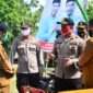 FOTO : Kapolres Tanjab Barat AKBP Guntur Saputro, SIK, MH melakukan kunjungan ke Desa Pematang Buluh, Kecamatan Batara, Senin, (08/06/20).