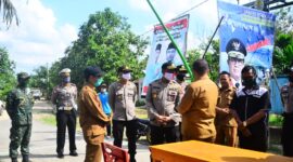 FOTO : Kapolres Tanjab Barat AKBP Guntur Saputo, SIK, MH Ketika Kunjungan di Desa Pematang Buluh, Kecamatan Batara, Senin, (08/06/20).