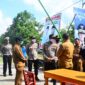 FOTO : Kapolres Tanjab Barat AKBP Guntur Saputo, SIK, MH Ketika Kunjungan di Desa Pematang Buluh, Kecamatan Batara, Senin, (08/06/20).
