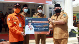 Bupati Tanjung Jabung Barat Dr. Ir. H. Safrial mendampingi Gubernur Jambi, Fachrori Umar menyerahkan secara simbolis Bantuan Jaring Pengaman Sosial (JPS) kepada masyarakat Kabupaten Tanjab Barat di halaman Kantor Camat Tungkal Ilir, Selasa (09/06/20)