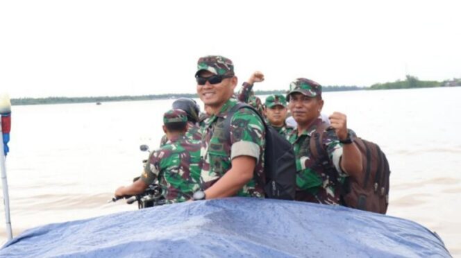 FOTO : Komandan Kodim 0419/Tanjab Letkol Inf Erwan Susanto, S.IP Meni jau Lokasi TMMD di Desa Labuhan Pering Kec. Sadu Kab. Tanjab Timur.
