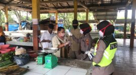FOTO : Tim Pelangi Polwan Polres Tanjab Barat Saat Melaksanakan Kegiaran Bakti Sosial dan Himbauan Protokol Kesehatan Menuju New Normal di Pasar Parit I, Minggu (14/06/20).