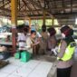 FOTO : Tim Pelangi Polwan Polres Tanjab Barat Saat Melaksanakan Kegiaran Bakti Sosial dan Himbauan Protokol Kesehatan Menuju New Normal di Pasar Parit I, Minggu (14/06/20).