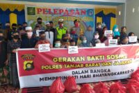 FOTO : Polres Tanjab Barat gelar Bakti Sosial berupa Pemberian Sembako, Munggu (14/06/20).