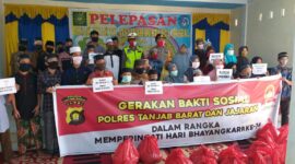 FOTO : Polres Tanjab Barat gelar Bakti Sosial berupa Pemberian Sembako, Munggu (14/06/20).