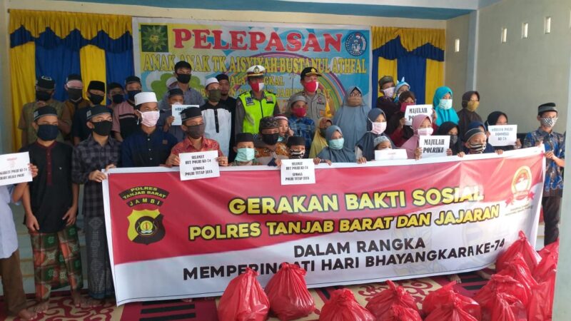 FOTO : Polres Tanjab Barat gelar Bakti Sosial berupa Pemberian Sembako, Munggu (14/06/20).