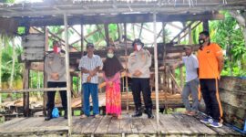 FOTO : Kapolres Tanjung Jabung Barat AKBP Guntru Saputro, SIK, MH bersama Kapolsek Tungkal Ilir IPTU Agus A Purba, SH, MH Tengah Bedara di Rumah Ibu Nurainah yang Dibedah, Sabtu (13/06/20).