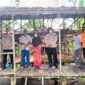 FOTO : Kapolres Tanjung Jabung Barat AKBP Guntru Saputro, SIK, MH bersama Kapolsek Tungkal Ilir IPTU Agus A Purba, SH, MH Tengah Bedara di Rumah Ibu Nurainah yang Dibedah, Sabtu (13/06/20).