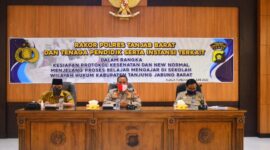 FOTO : Kapolres Tanjab Barat AKBP Guntur Saputro, SIK, MH Memimpin Rapat Koordinasi bersama Gugus Tugas Covid 19 dan Tenaga Pendidik serta instansi terkait di ruang Reconfu Lt. 2 Mapolres, Senin (15/06/20).
