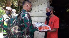 FOTO : Dandim 0419/Tanjab Letkol Inf Erwan Susanto, S.I.P didampingi Pabungdim Mayor Inf Marlianus Pasae, Danramil Nipah Panjang Kapten Inf Adil Tarigan, dan Pa Staf bagikan sembako dan masker gratis ke warga, Senin (15/06/20)