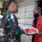 FOTO : Dandim 0419/Tanjab Letkol Inf Erwan Susanto, S.I.P didampingi Pabungdim Mayor Inf Marlianus Pasae, Danramil Nipah Panjang Kapten Inf Adil Tarigan, dan Pa Staf bagikan sembako dan masker gratis ke warga, Senin (15/06/20)