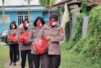 FOTO : Tim Pelangi Polwan Polres Tanjung Jabung Barat Saat Mengunjungi Rumah Warga Membagikan Bantuan Beras, Selasa (16/06/20).